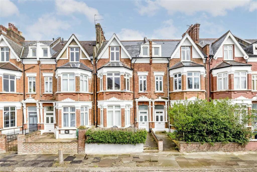3 bed Flat for rent in Willesden. From Chelsea Square - Cricklewood