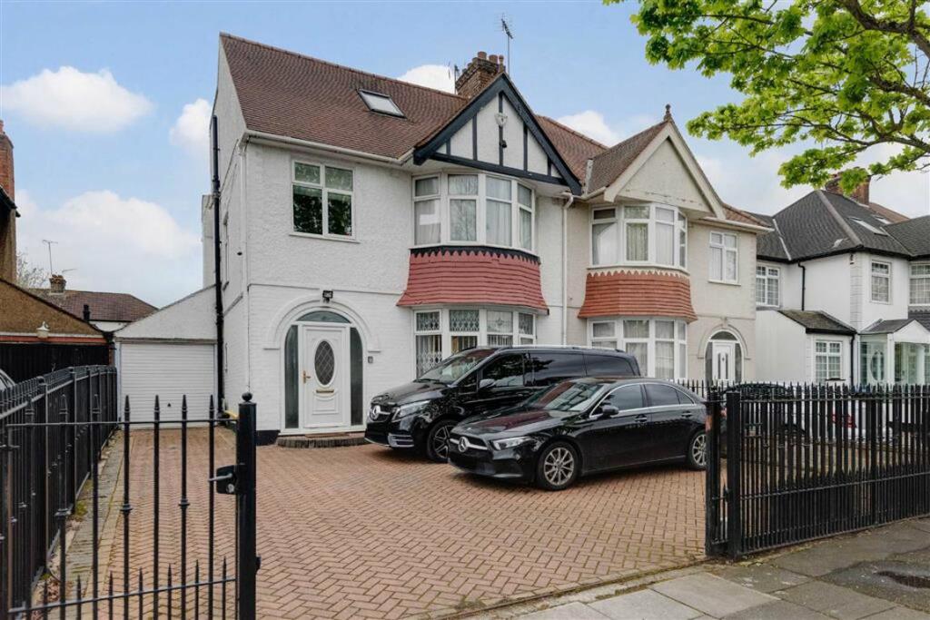 5 bed Semi-Detached House for rent in Willesden. From Chelsea Square - Cricklewood