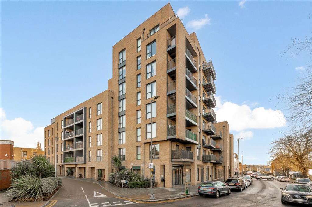 3 bed 1st Floor Flat for rent in Willesden. From Chelsea Square - Cricklewood