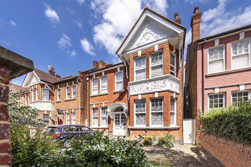 3 bed 1st Floor Flat for rent in Willesden. From Chelsea Square - Cricklewood