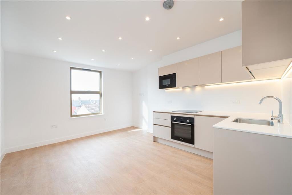 3 bed 1st Floor Flat for rent in Willesden. From Chelsea Square - Cricklewood