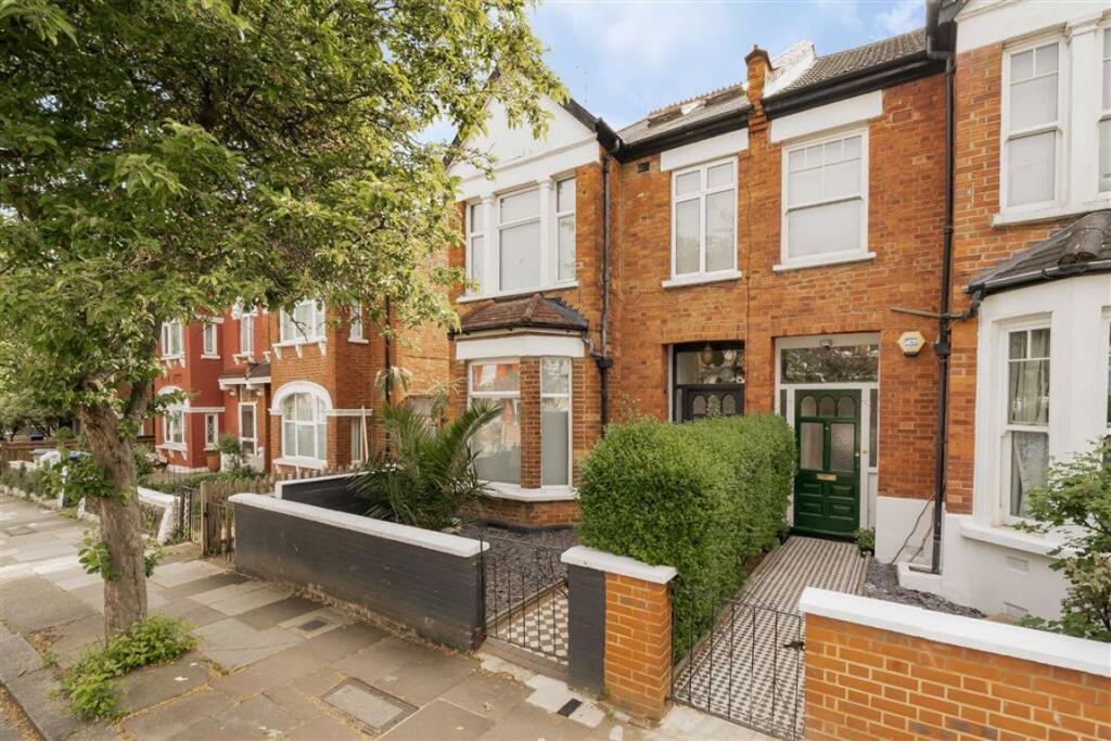 6 bed Semi Detached for rent in Willesden. From Chelsea Square - Cricklewood