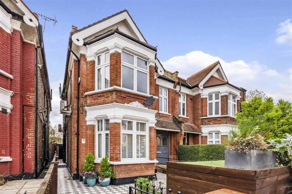 3 bed 1st Floor Flat for rent in Willesden. From Chelsea Square - Cricklewood