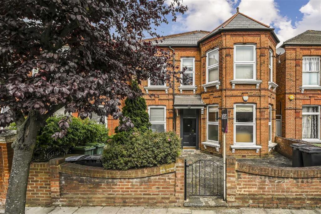 1 bed 1st Floor Flat for rent in Willesden. From Chelsea Square - Cricklewood
