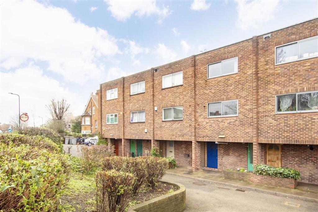 4 bed 1st Floor Flat for rent in Willesden. From Chelsea Square - Cricklewood
