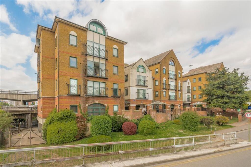 4 bed Studio for rent in Hendon. From Chelsea Square - Cricklewood 4 bed Studio for rent in Hendon. From Chelsea Square - Cricklewood