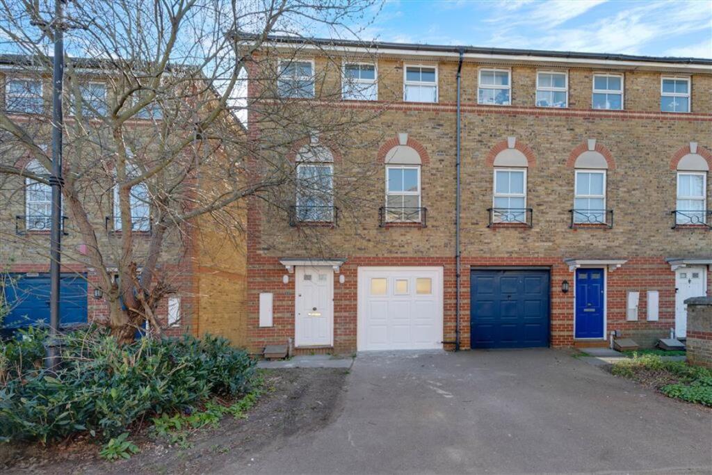 3 bed Semi Detached for rent in Willesden. From Chelsea Square - Cricklewood