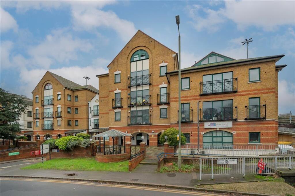 4 bed Studio for rent in Hendon. From Chelsea Square - Cricklewood