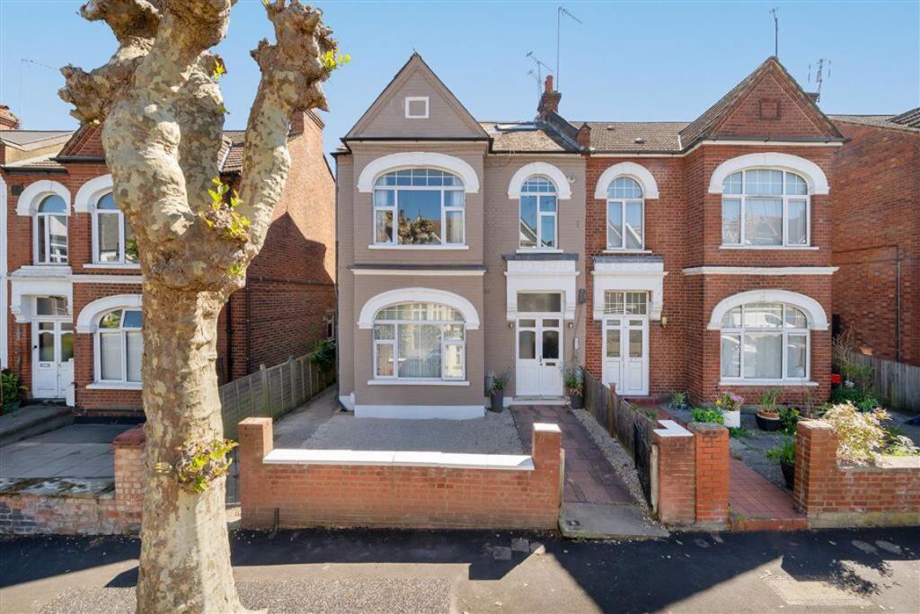 1 bed 1st Floor Flat for rent in Willesden. From Chelsea Square - Cricklewood