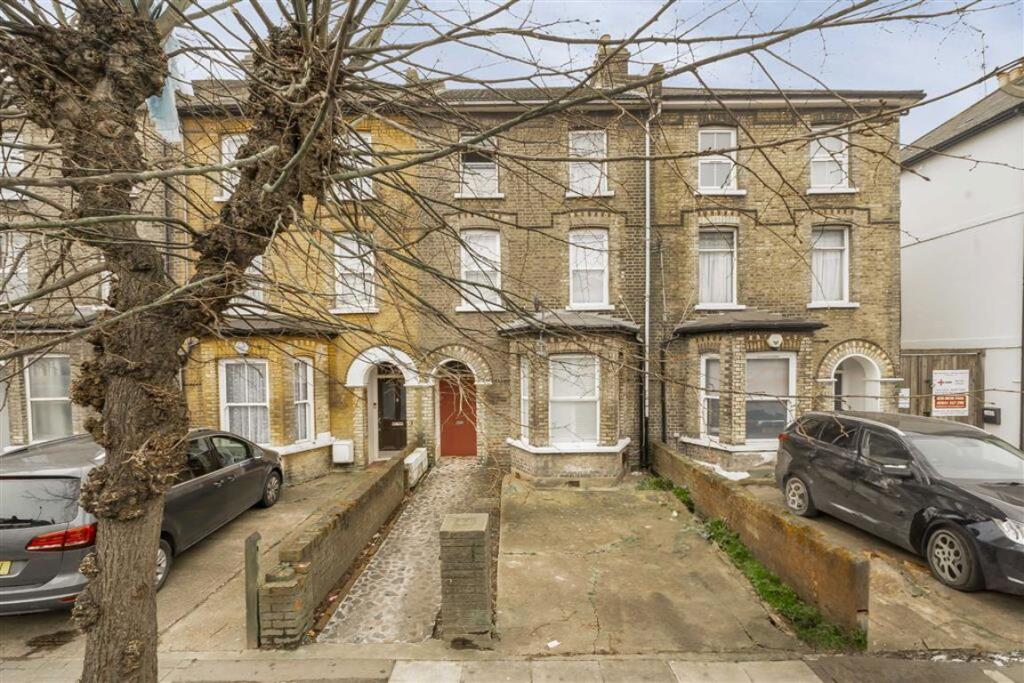 2 bed 1st Floor Flat for rent in Willesden. From Chelsea Square - Cricklewood