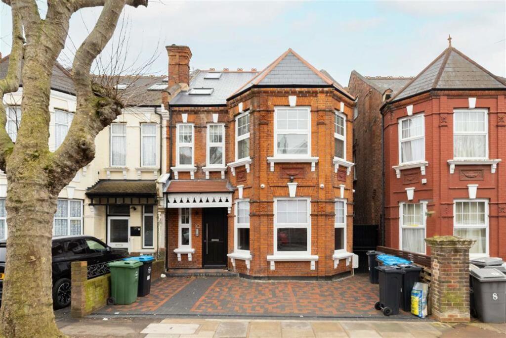 3 bed 1st Floor Flat for rent in Willesden. From Chelsea Square - Cricklewood