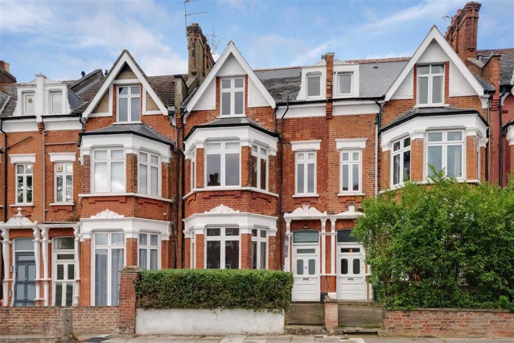 3 bed 1st Floor Flat for rent in Willesden. From Chelsea Square - Cricklewood