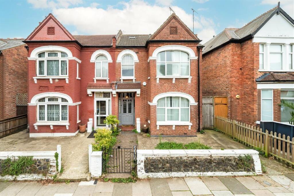 6 bed Semi Detached for rent in Willesden. From Chelsea Square - Cricklewood