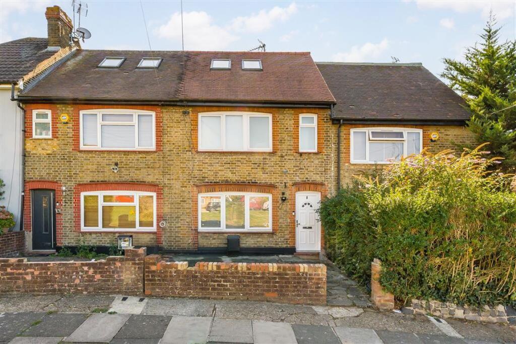3 bed Detached for rent in Willesden. From Chelsea Square - Cricklewood