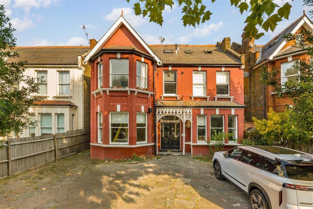 3 bed 1st Floor Flat for rent in Willesden. From Chelsea Square - Cricklewood