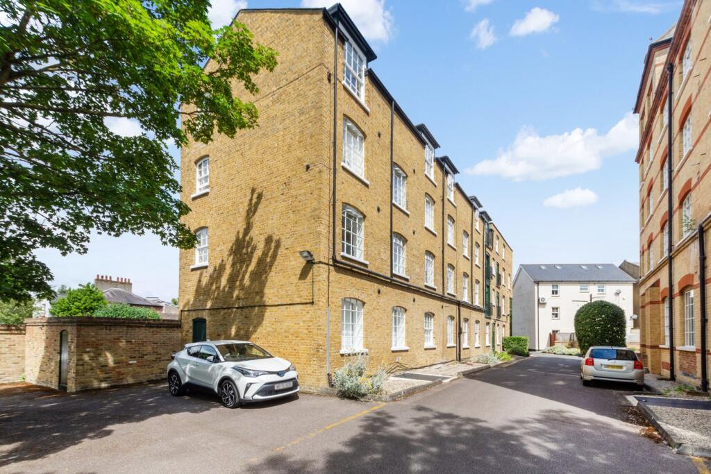 2 bed 1st Floor Flat for rent in Chislehurst. From Christopher Russell - Sidcup - The Oval