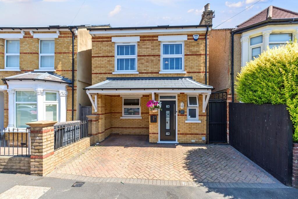 4 bed Detached for rent in Bexley. From Christopher Russell - Sidcup - The Oval