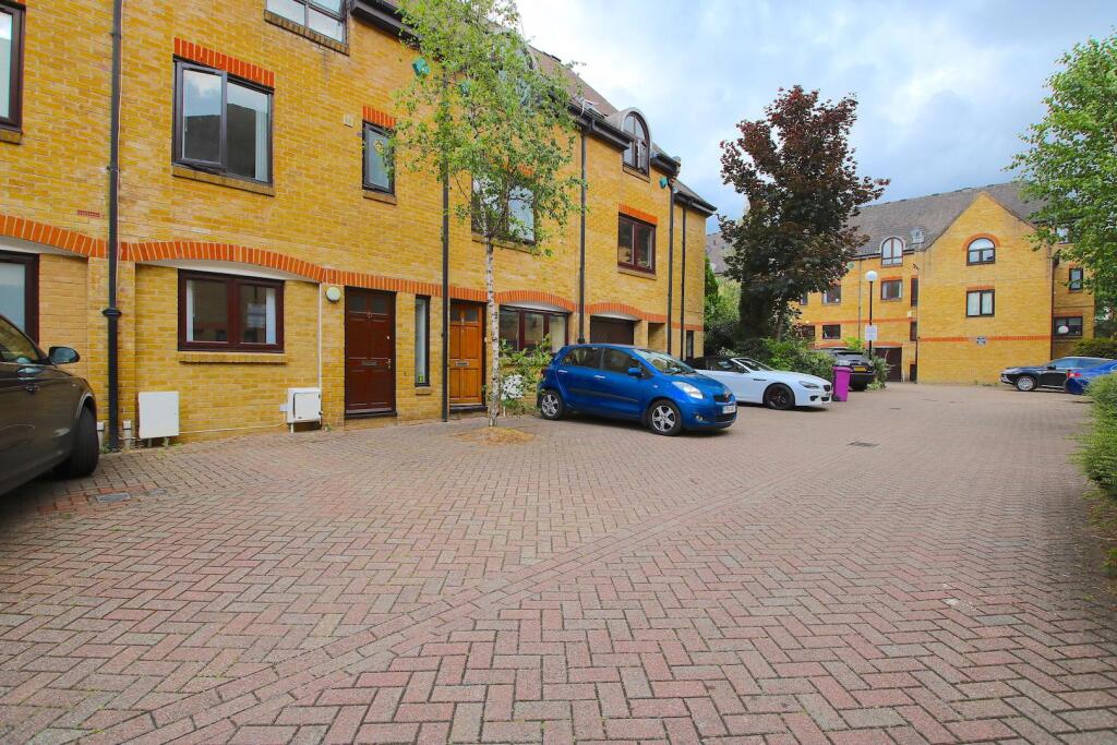 4 bed Detached for rent in London. From CITY REALTOR LIMITED - London