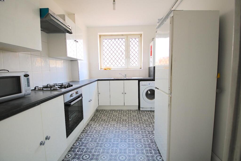 4 bed 1st Floor Flat for rent in Stepney. From CITY REALTOR LIMITED - London