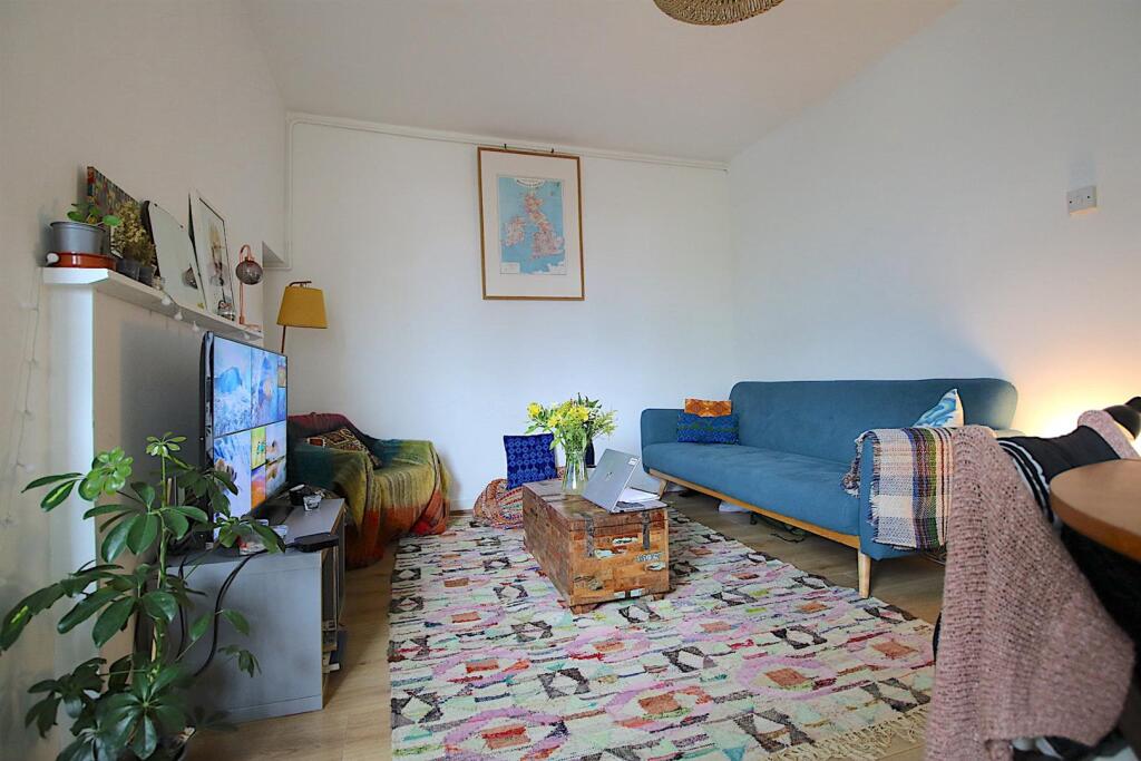3 bed 1st Floor Flat for rent in Stepney. From CITY REALTOR LIMITED - London