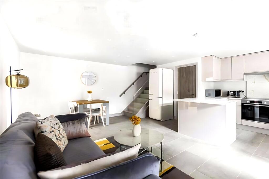 4 bed Apartment for rent in Poplar. From Claremont Estates - London
