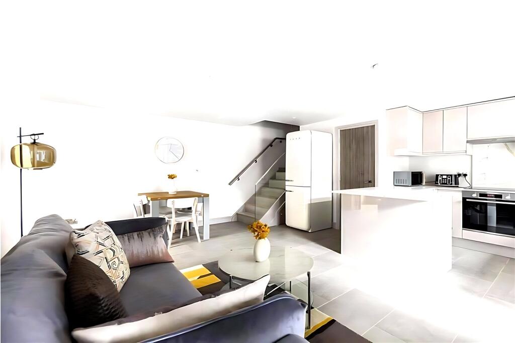 4 bed Apartment for rent in Poplar. From Claremont Estates - London