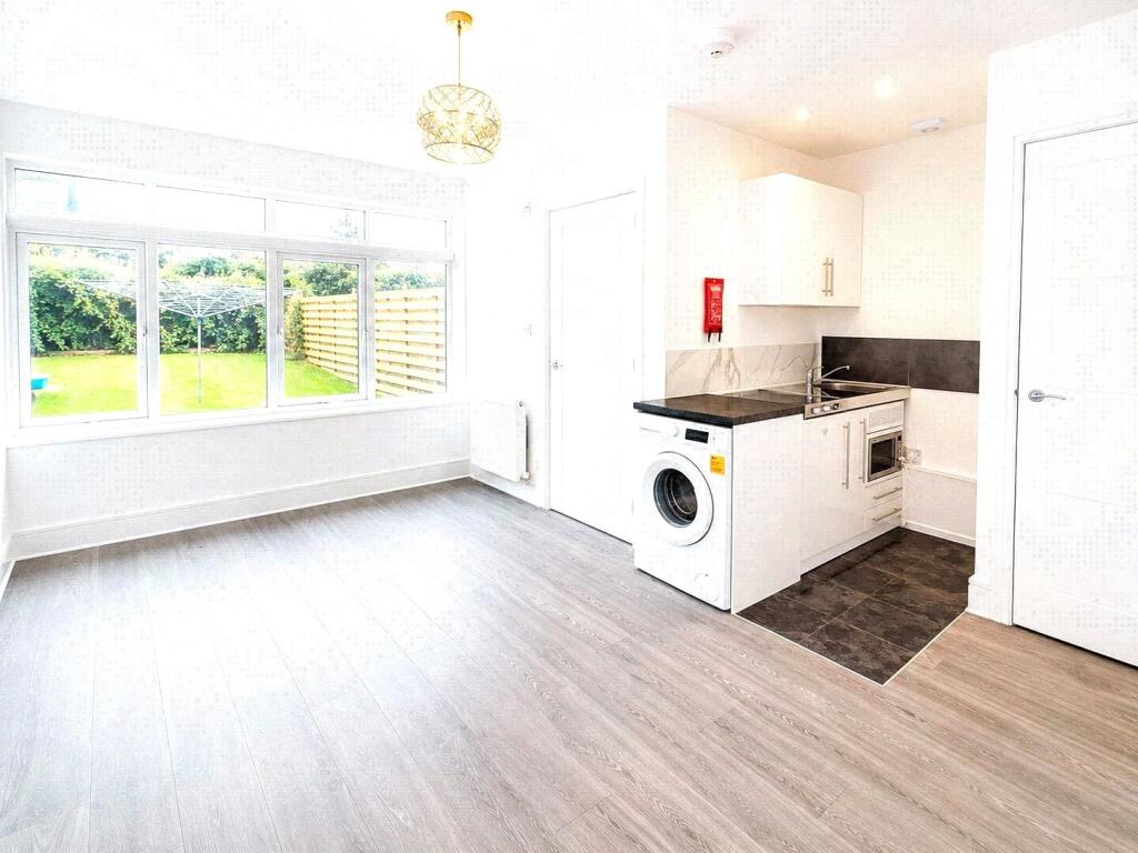 4 bed Apartment for rent in Roydon. From Claremont Estates - London 4 bed Apartment for rent in Roydon. From Claremont Estates - London