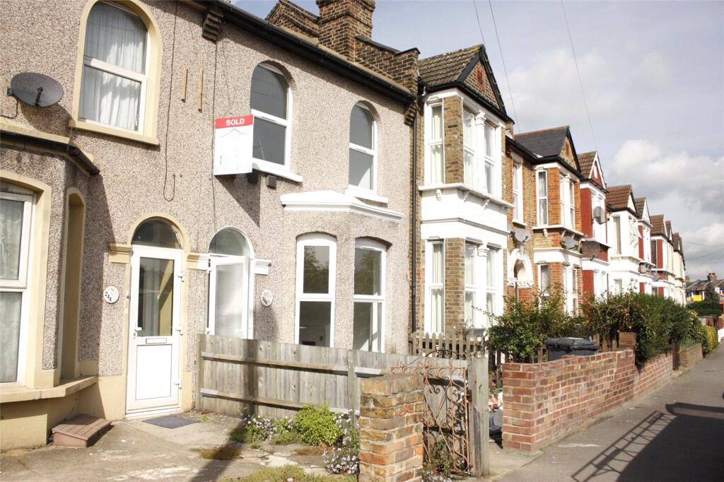 4 bed Mid Terraced House for rent in Wanstead. From Claremont Estates - London 4 bed Mid Terraced House for rent in Wanstead. From Claremont Estates - London