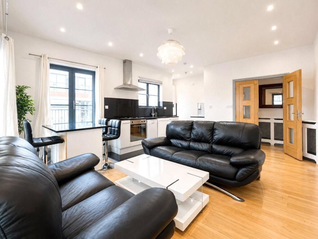 2 bed Penthouse for rent in Stepney. From Claremont Estates - London 2 bed Penthouse for rent in Stepney. From Claremont Estates - London