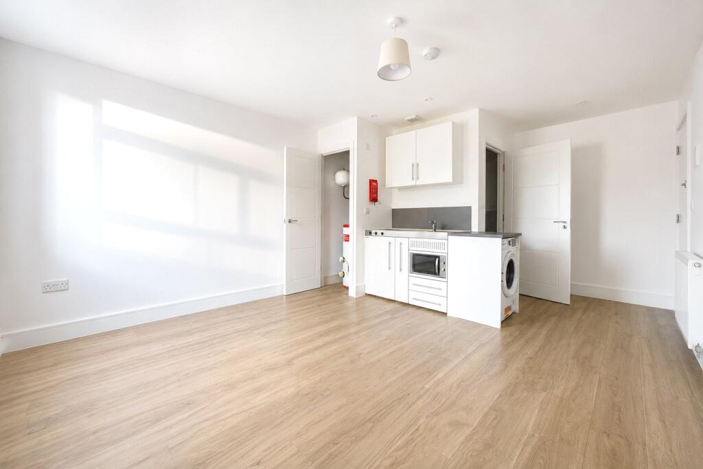 4 bed Apartment for rent in Roydon. From Claremont Estates - London 4 bed Apartment for rent in Roydon. From Claremont Estates - London