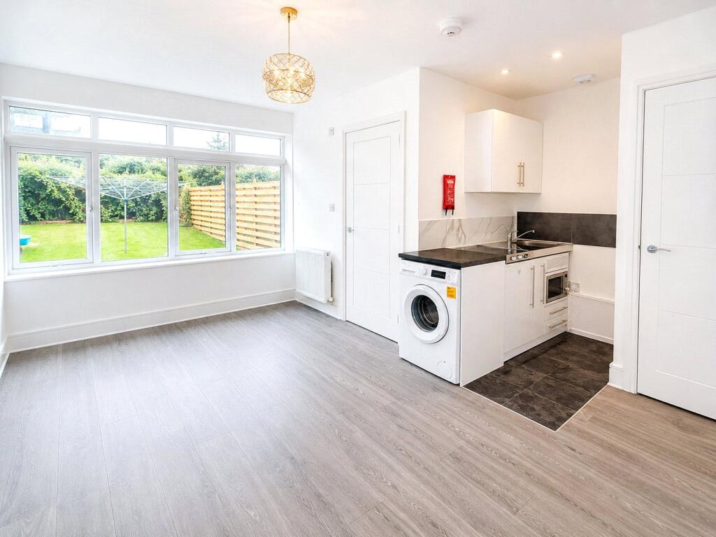 4 bed Apartment for rent in Roydon. From Claremont Estates - London 4 bed Apartment for rent in Roydon. From Claremont Estates - London
