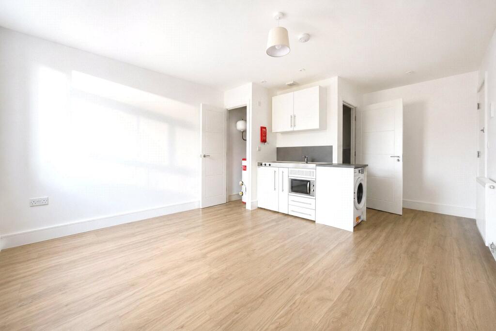 4 bed Apartment for rent in Roydon. From Claremont Estates - London 4 bed Apartment for rent in Roydon. From Claremont Estates - London