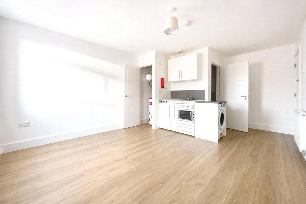 4 bed Apartment for rent in Roydon. From Claremont Estates - London