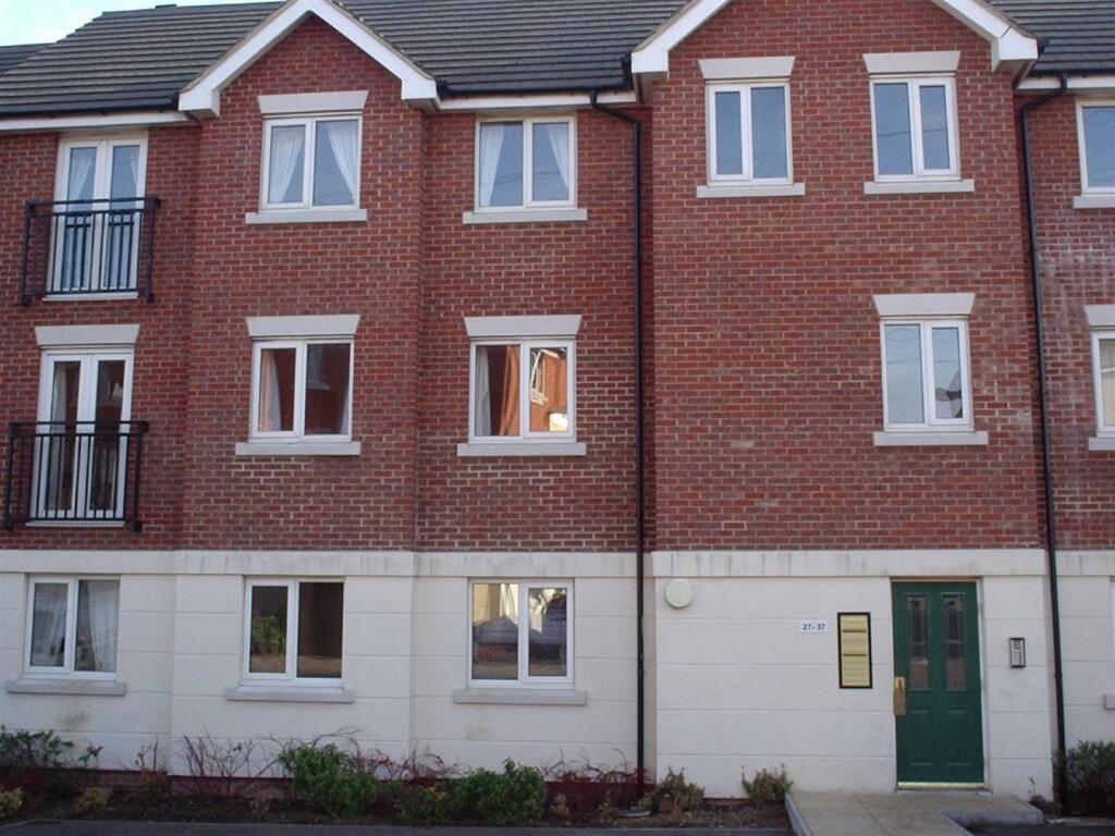 2 bed 1st Floor Flat for rent in South Stifford. From Clarke Hillyer