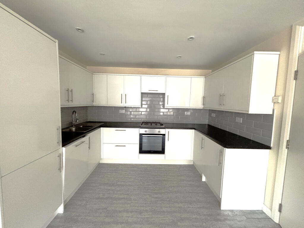 2 bed 1st Floor Flat for rent in Keston Mark. From Coady Phillips - Bromley
