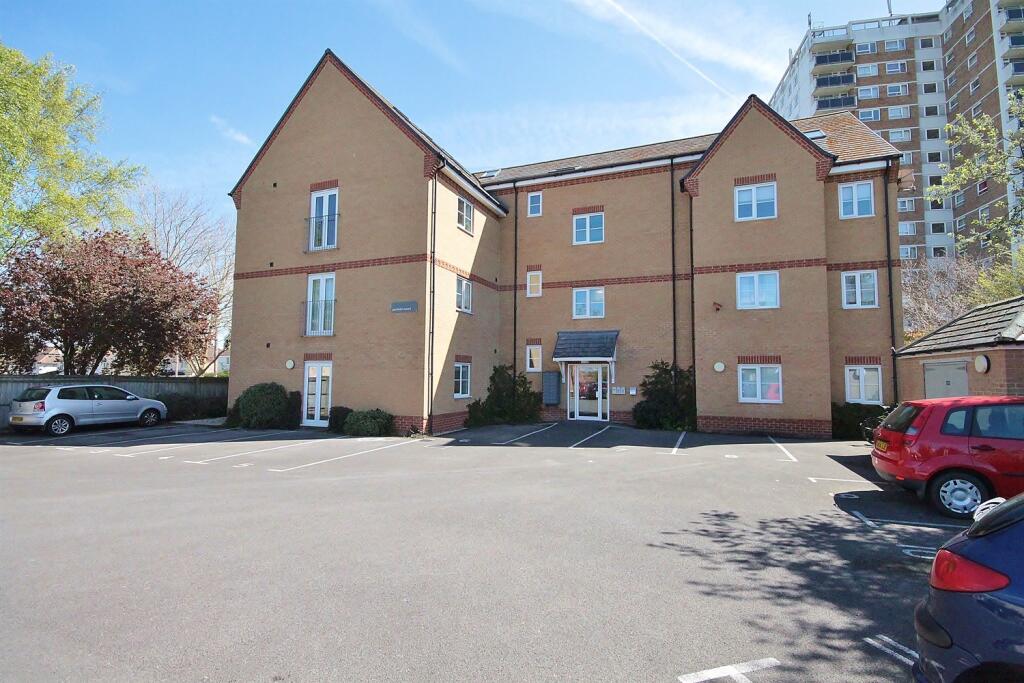 2 bed Apartment for rent in Oxford. From College & County ltd - Oxford