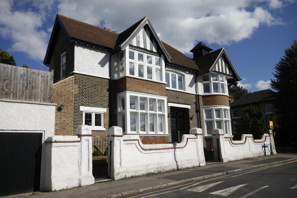 4 bed End of Terrace for rent in Lewisham. From Comber & Company - Blackheath Village