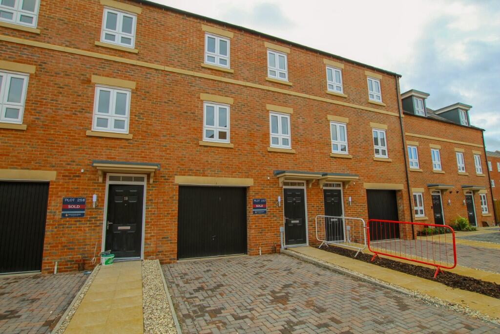 3 bed Town House for rent in Greenham. From County Property Management - Newbury