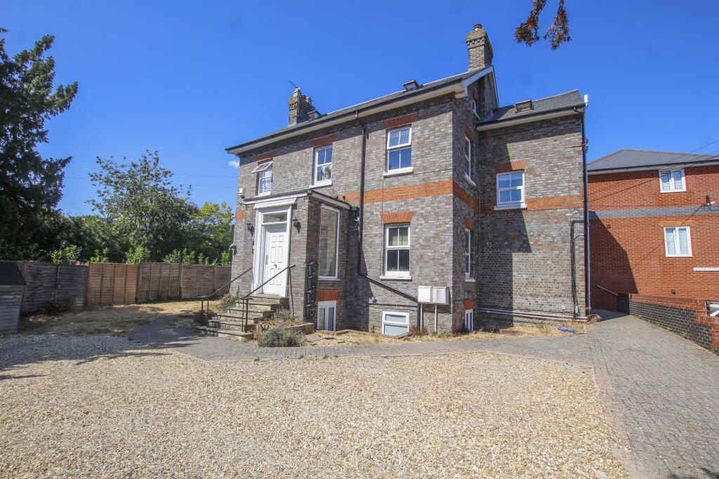 2 bed 1st Floor Flat for rent in Thatcham. From County Property Management - Newbury