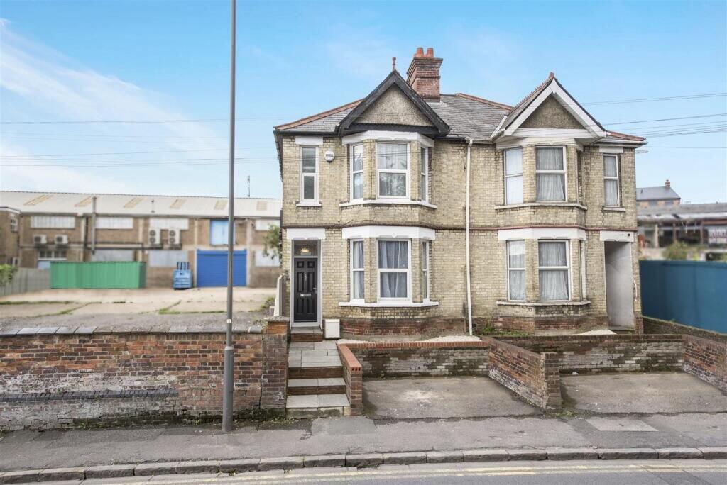 4 bed Semi Detached for rent in High Wycombe. From Chiltern Hills - High Wycombe
