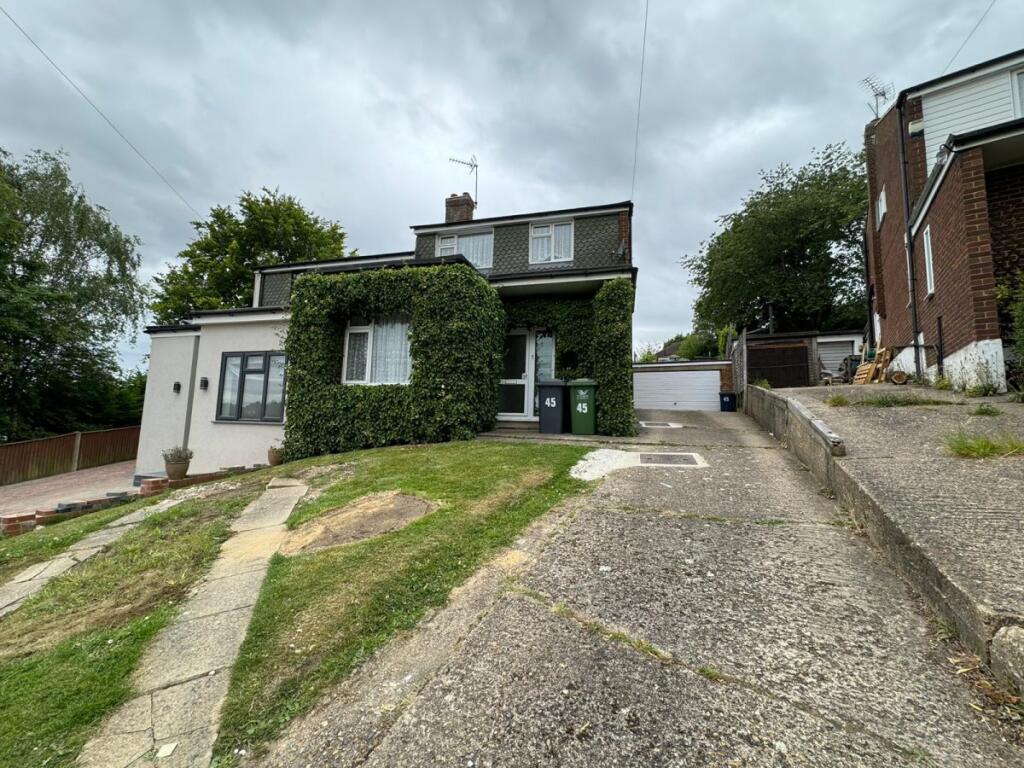 4 bed Semi Detached for rent in High Wycombe. From Chiltern Hills - High Wycombe 4 bed Semi Detached for rent in High Wycombe. From Chiltern Hills - High Wycombe