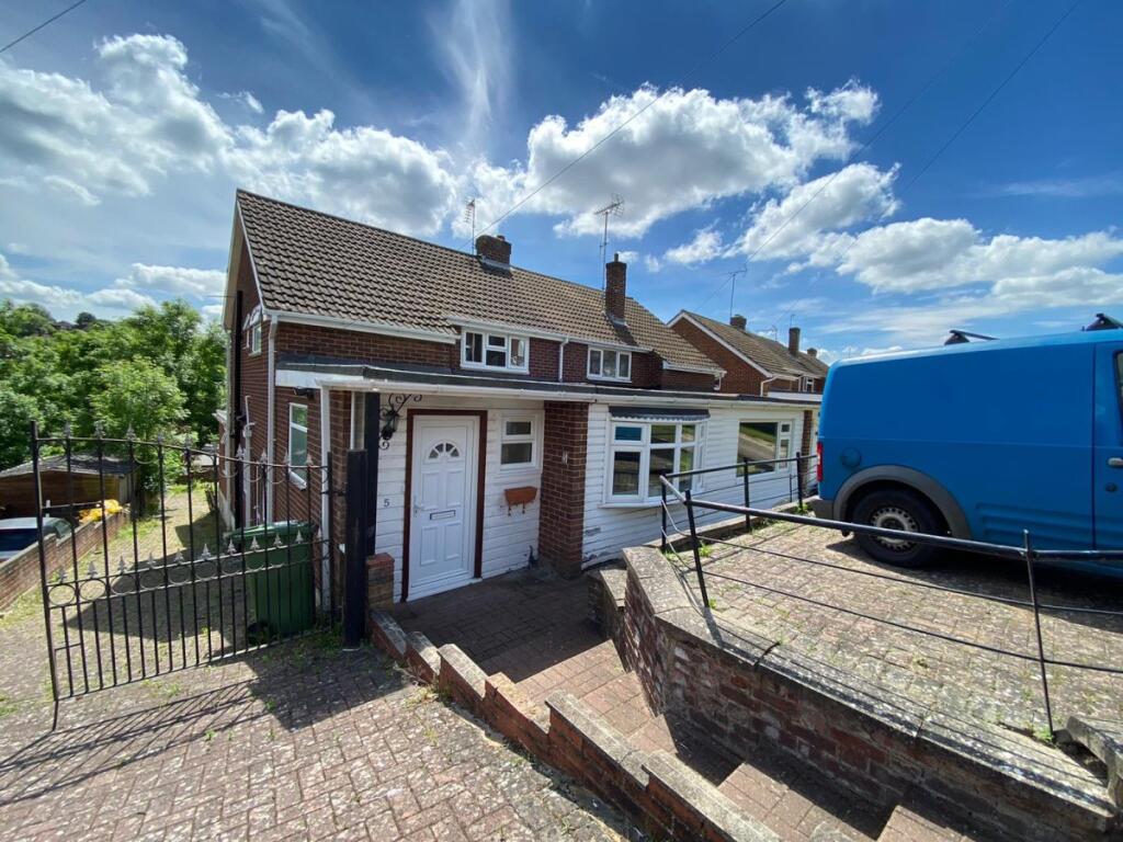 5 bed Semi Detached for rent in Downley. From Chiltern Hills - High Wycombe 5 bed Semi Detached for rent in Downley. From Chiltern Hills - High Wycombe