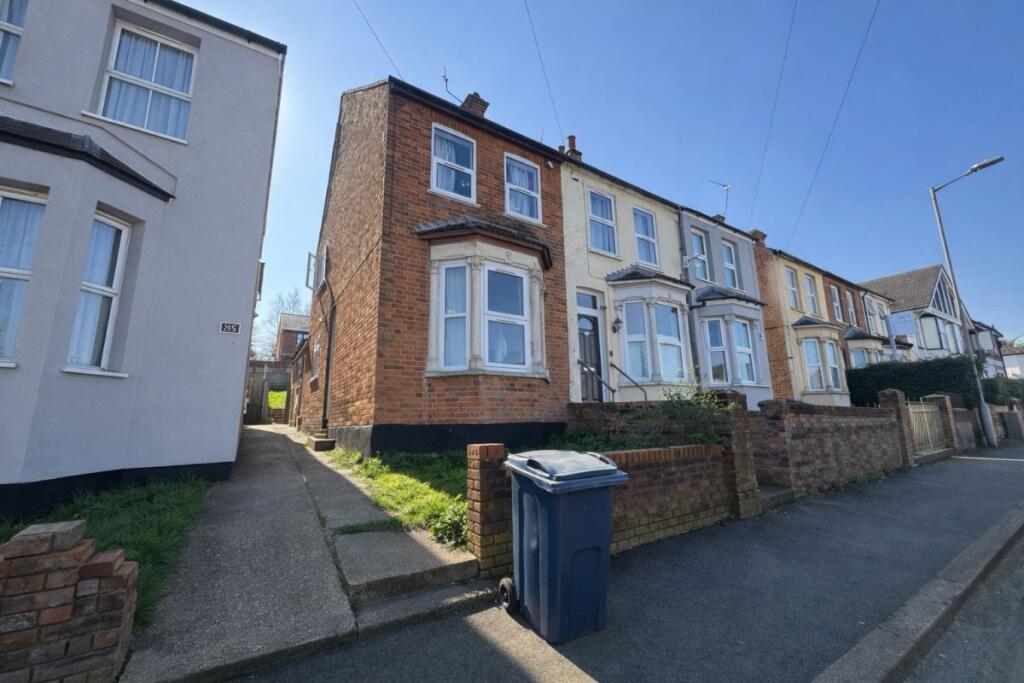 4 bed Semi Detached for rent in High Wycombe. From Chiltern Hills - High Wycombe