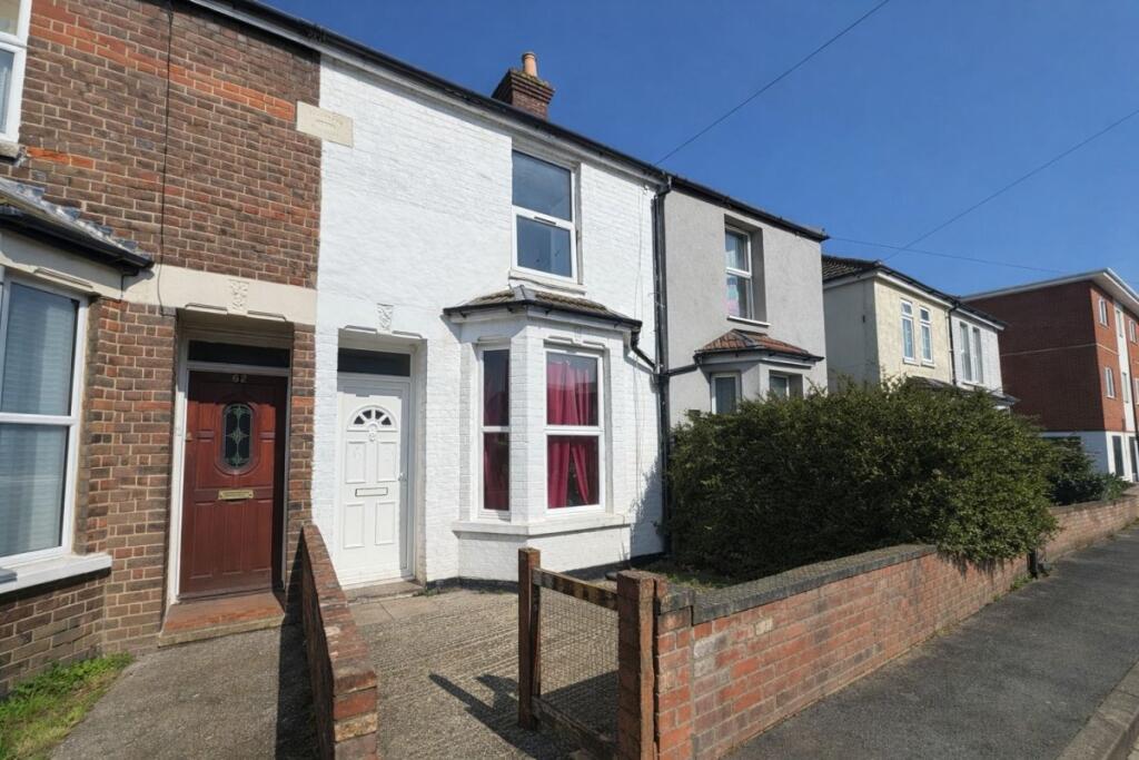 3 bed Mid Terraced House for rent in High Wycombe. From Chiltern Hills - High Wycombe