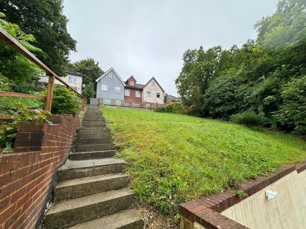 3 bed Mid Terraced House for rent in High Wycombe. From Chiltern Hills - High Wycombe 3 bed Mid Terraced House for rent in High Wycombe. From Chiltern Hills - High Wycombe