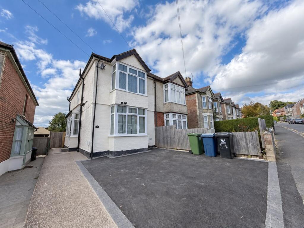 5 bed Semi Detached for rent in High Wycombe. From Chiltern Hills - High Wycombe 5 bed Semi Detached for rent in High Wycombe. From Chiltern Hills - High Wycombe