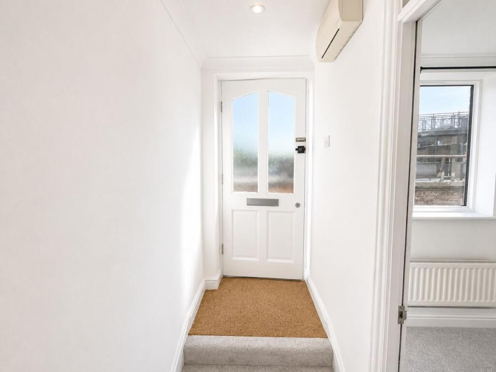 4 bed 1st Floor Flat for rent in High Wycombe. From Chiltern Hills - High Wycombe