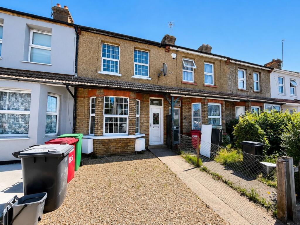 6 bed Mid Terraced House for rent in Slough. From Chiltern Hills - High Wycombe
