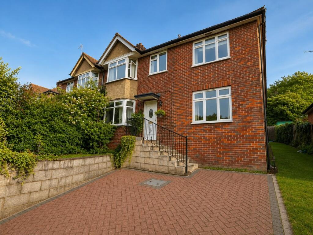 6 bed Semi Detached for rent in High Wycombe. From Chiltern Hills - High Wycombe