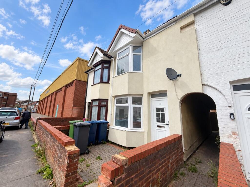 3 bed Mid Terraced House for rent in High Wycombe. From Chiltern Hills - High Wycombe 3 bed Mid Terraced House for rent in High Wycombe. From Chiltern Hills - High Wycombe